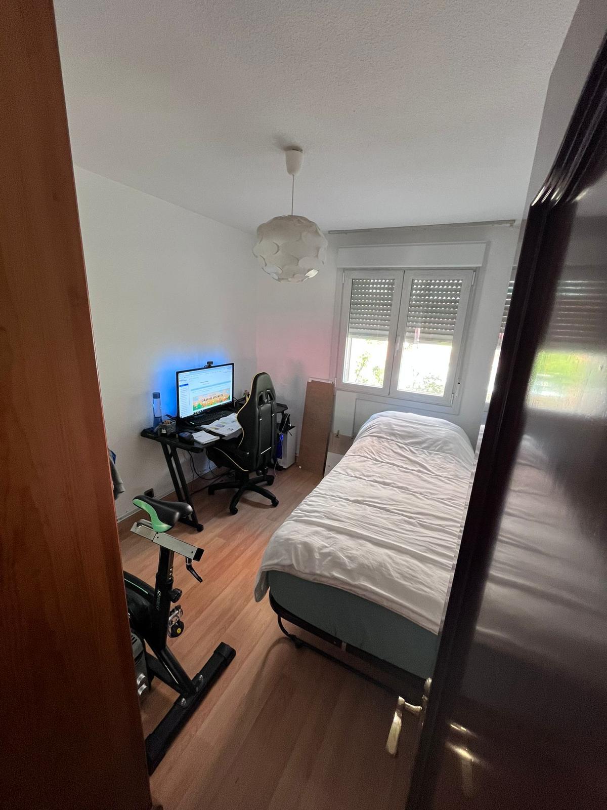 Single bedroom with desk
